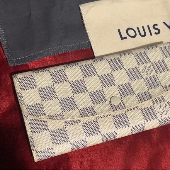 Luis Vuitton Damier Azur Emilie Wallet - Picture 9 of 10